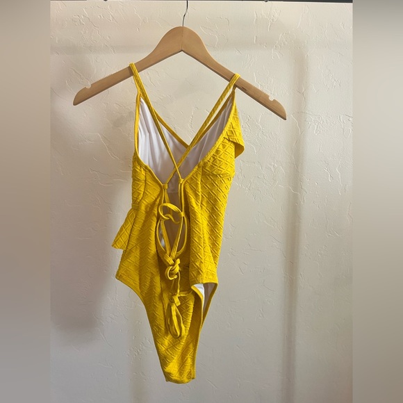 CUPSHE Textured One Piece, Ruffles and Lace-Up Back, Size Large - Picture 5 of 7